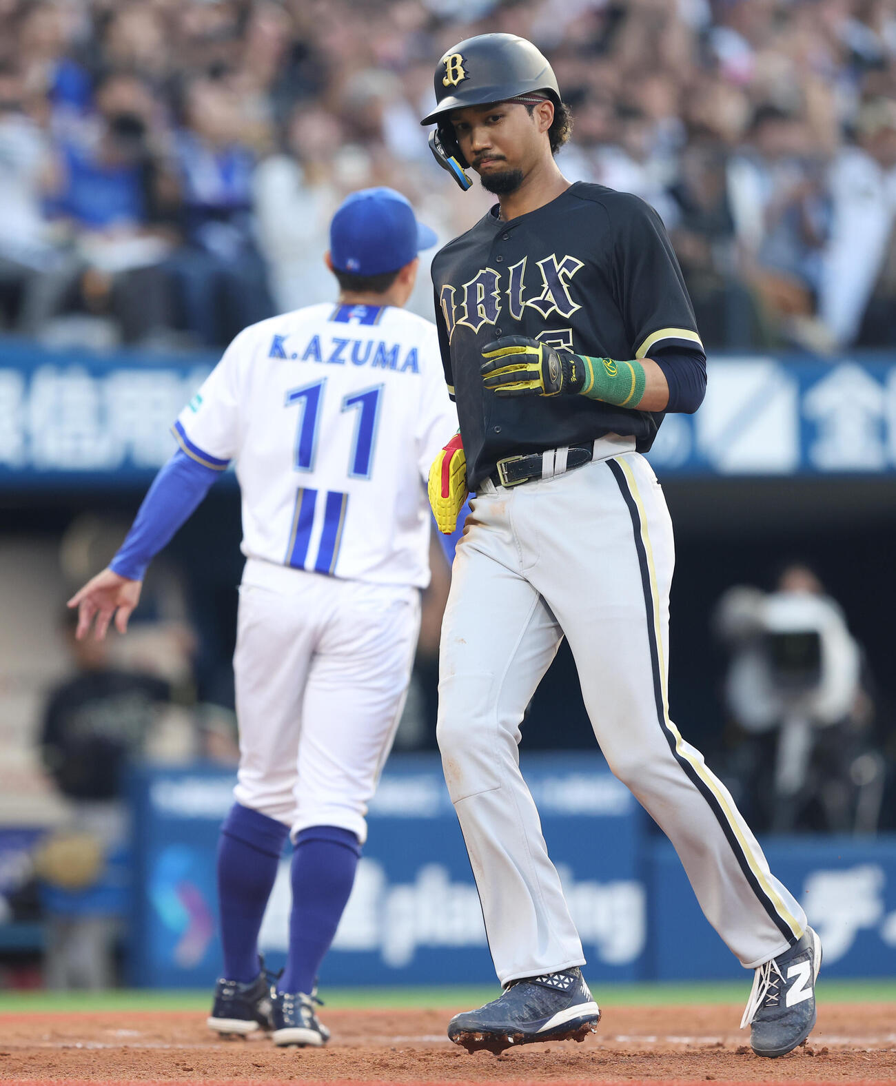 DeNA対オリックス　2回表オリックス2死二、三塁、東克樹の暴投で生還する宗佑磨（撮影・河田真司）