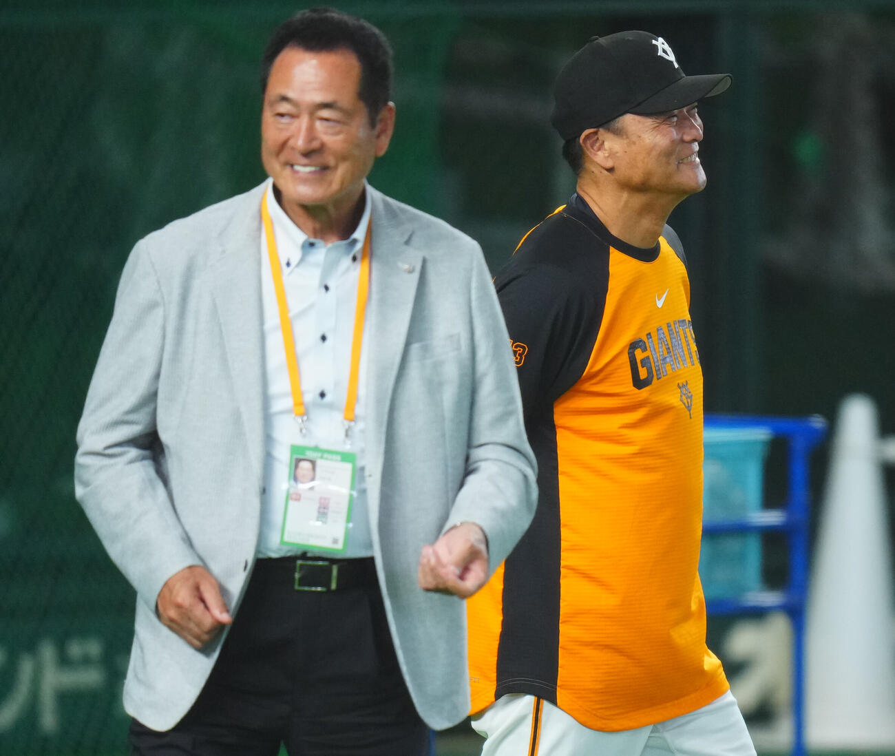交流戦　巨人対ソフトバンク　試合前、中畑清氏（左）と話し笑顔を見せる巨人橋上秀樹監督代行（撮影・垰建太）