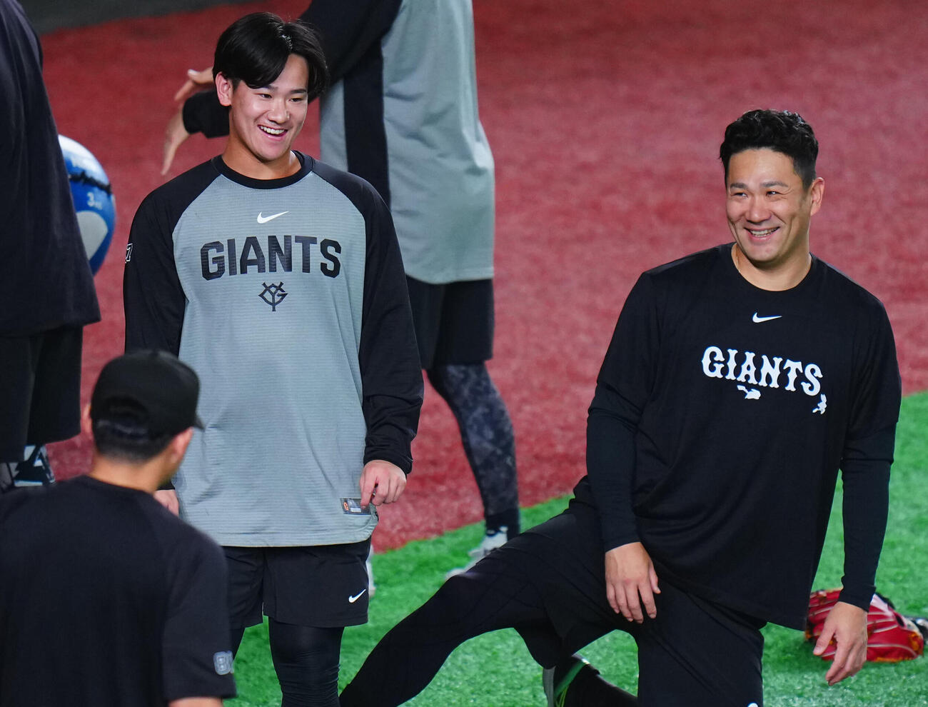交流戦　巨人対ソフトバンク　試合前笑顔で言葉を交わす巨人井上温大（左）と田中将大（撮影・垰建太）