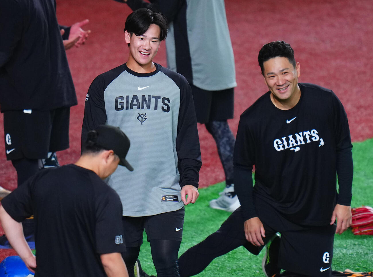 交流戦　巨人対ソフトバンク　試合前笑顔で言葉を交わす巨人井上温大（左）と田中将大（撮影・垰建太）