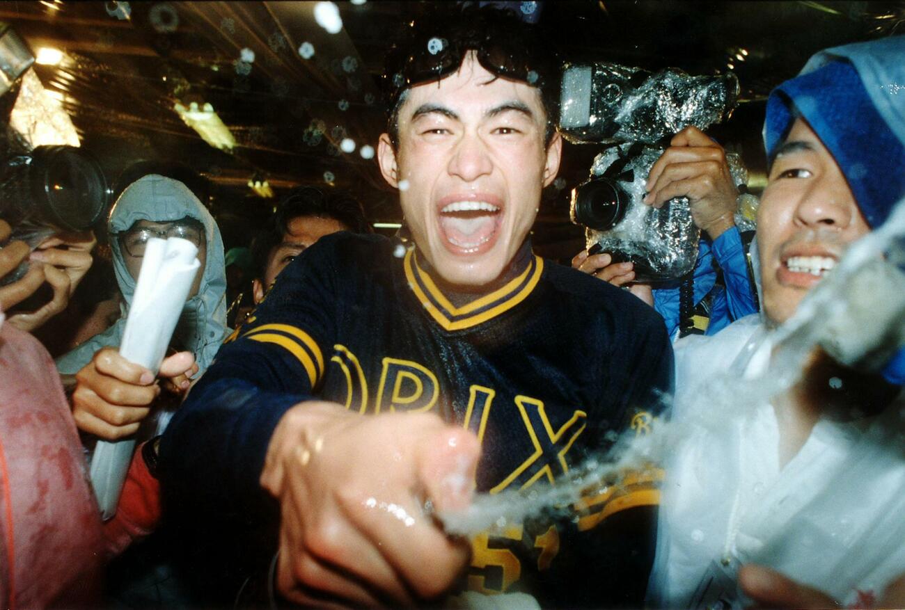 95年オリックス時代　パ・リーグ制覇しビールかけで歓喜するイチロー