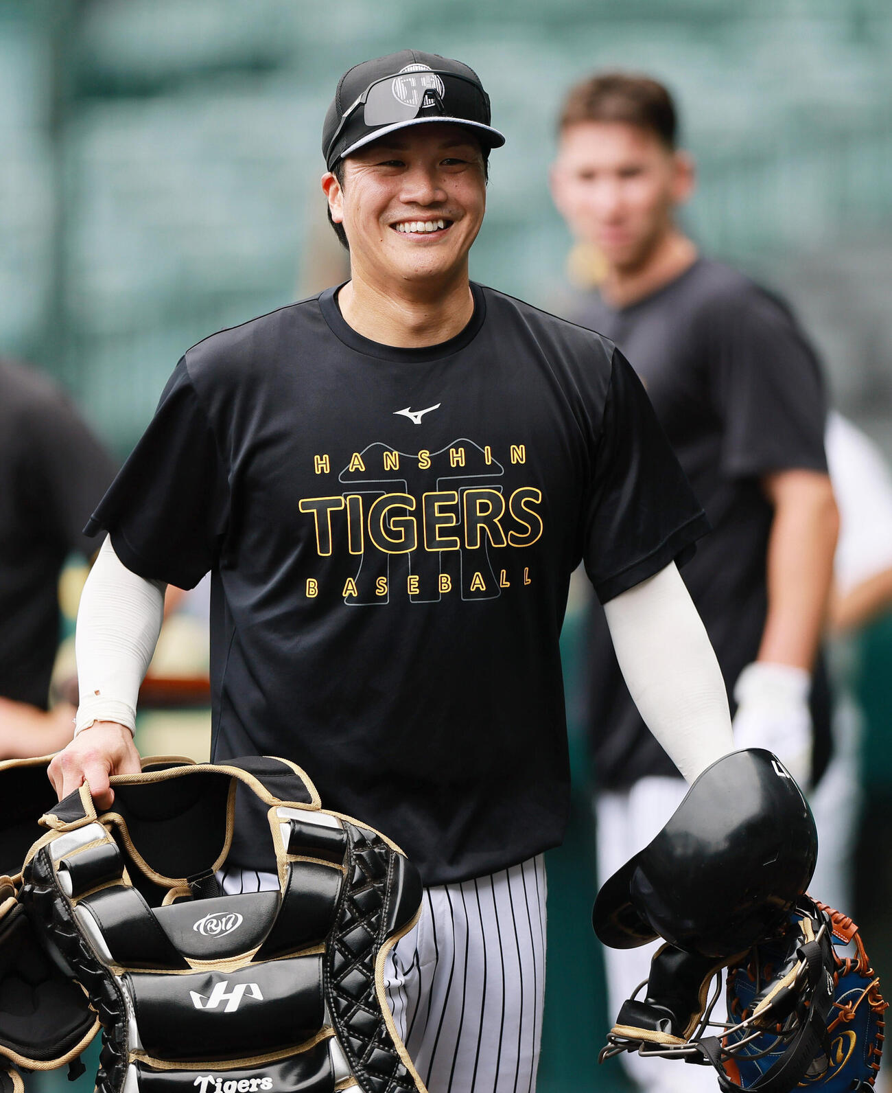 試合前の練習でリラックスした表情を見せる阪神伏見寅威（撮影・上山淳一）