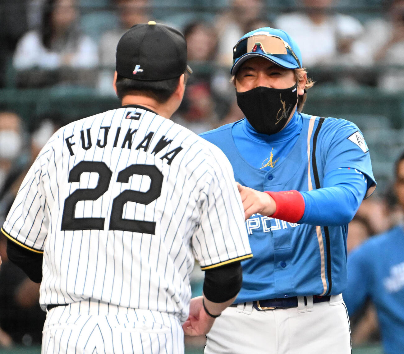 メンバー表交換をする阪神藤川球児監督（左）、日本ハム新庄剛志監督（撮影・石井愛子）