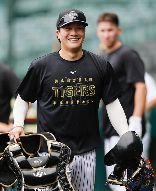 【阪神】伏見寅威が２試合ぶりベンチ入り　梅野隆太郎らと話し込む　ホット情報持つ交流戦007