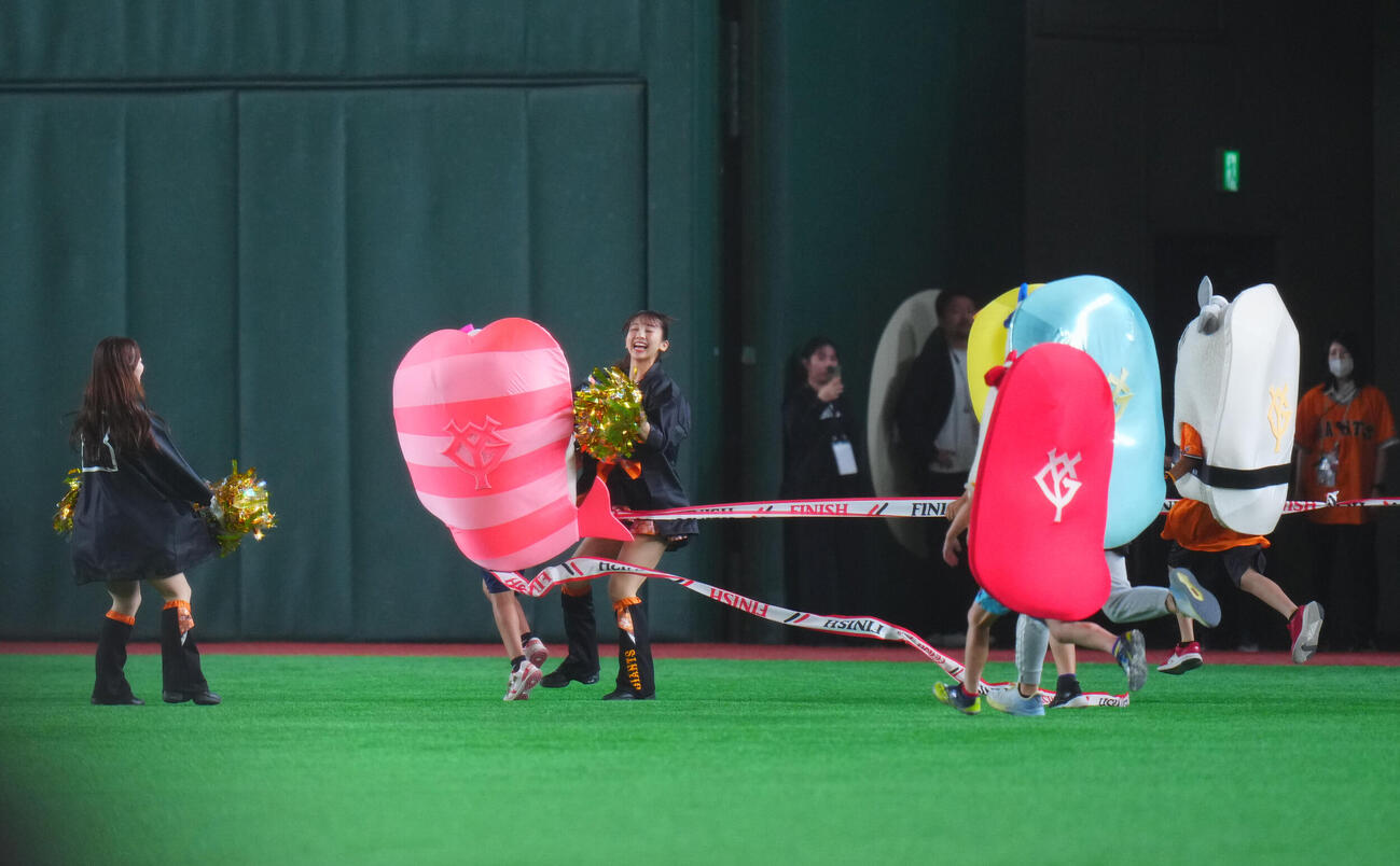 交流戦　巨人対ソフトバンク　恒例のすしレース（撮影・垰建太）＝2026年5月28日