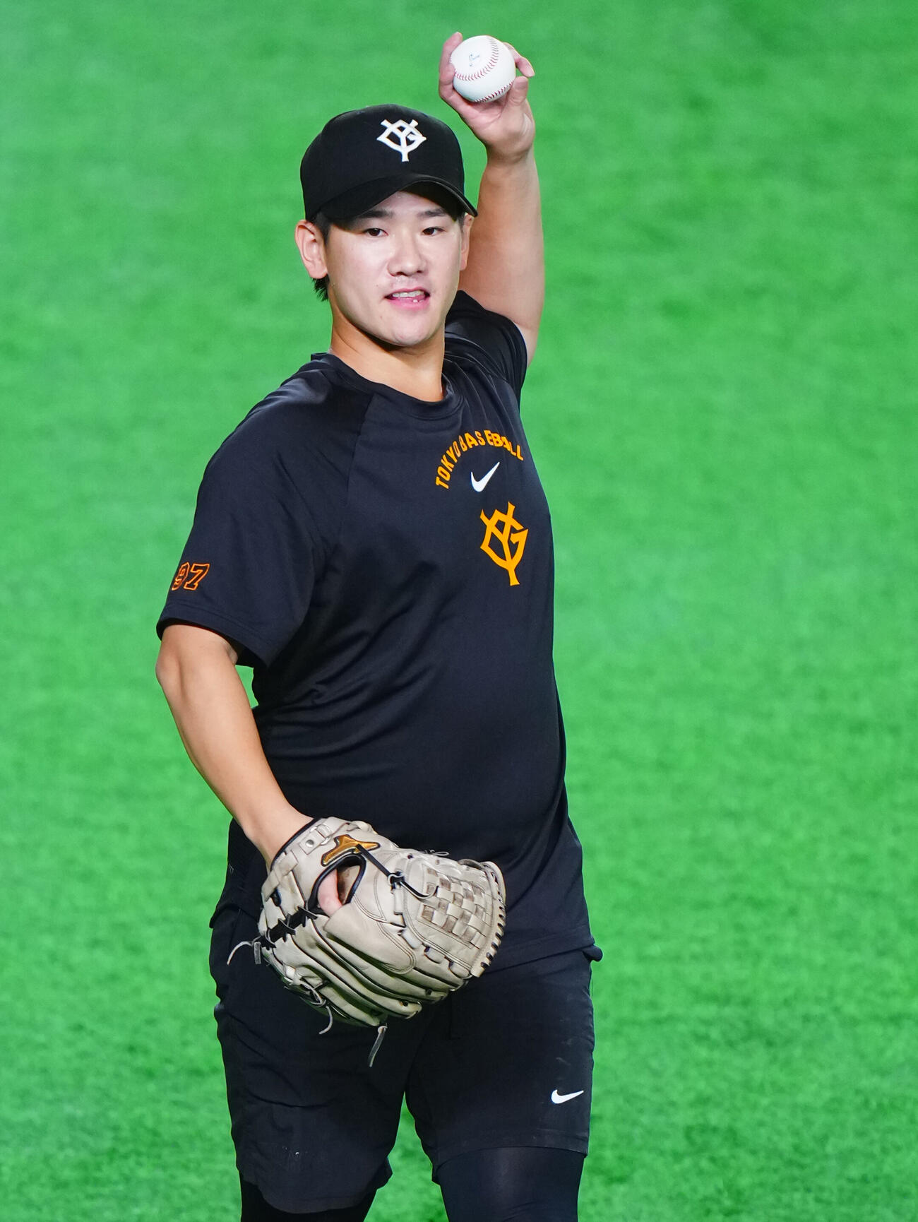 交流戦　巨人対ソフトバンク　試合前、投球練習する巨人井上温大（撮影・垰建太）＝2026年5月28日
