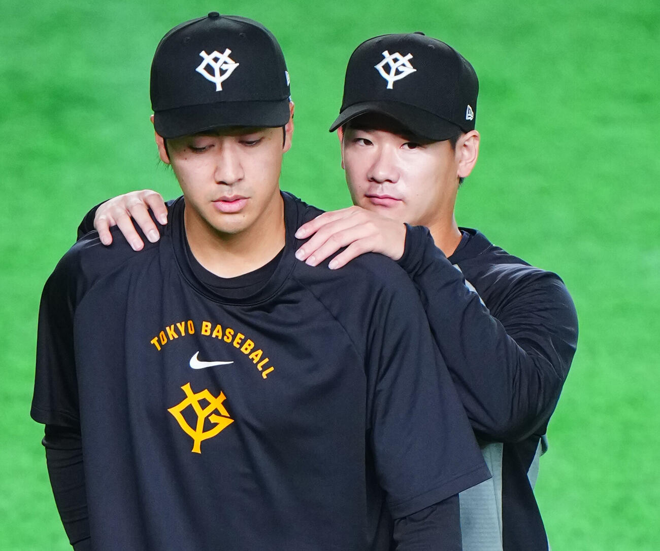 交流戦　巨人対ソフトバンク　試合前練習に臨む巨人井上温大（右）と西舘勇陽（撮影・垰建太）