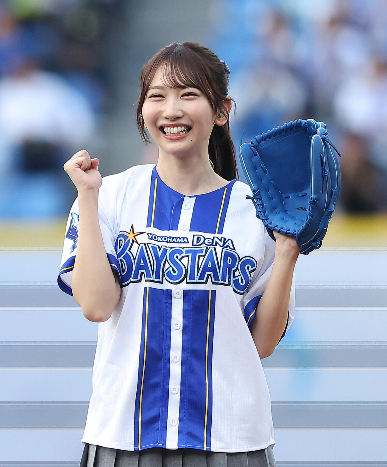 DeNA対オリックス　試合前、セレモニアルピッチを務める日向坂46藤嶌果歩（撮影・河田真司）