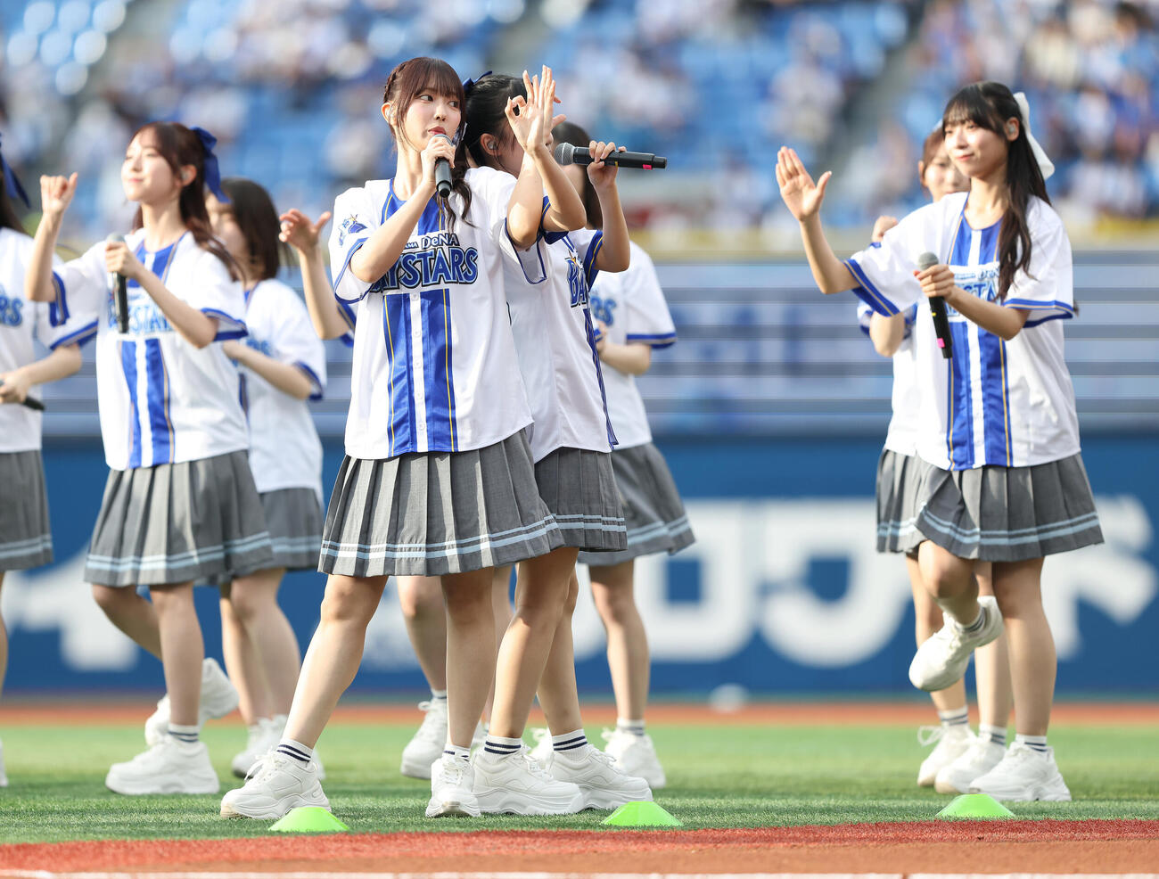 DeNA対オリックス　試合前、パフォーマンスで球場を盛り上げる日向坂46（撮影・河田真司）