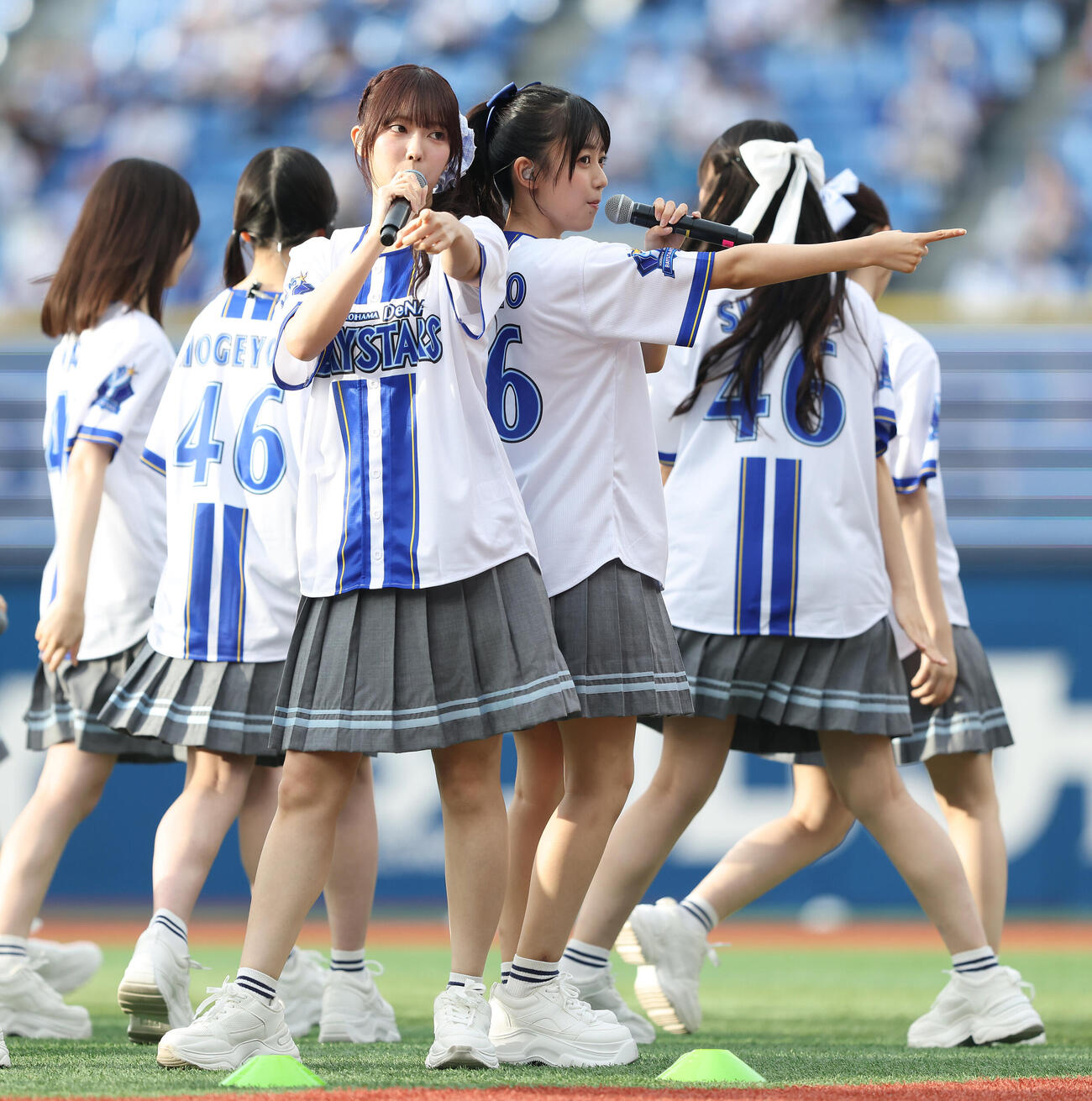 DeNA対オリックス　試合前、パフォーマンスで球場を盛り上げる日向坂46（撮影・河田真司）