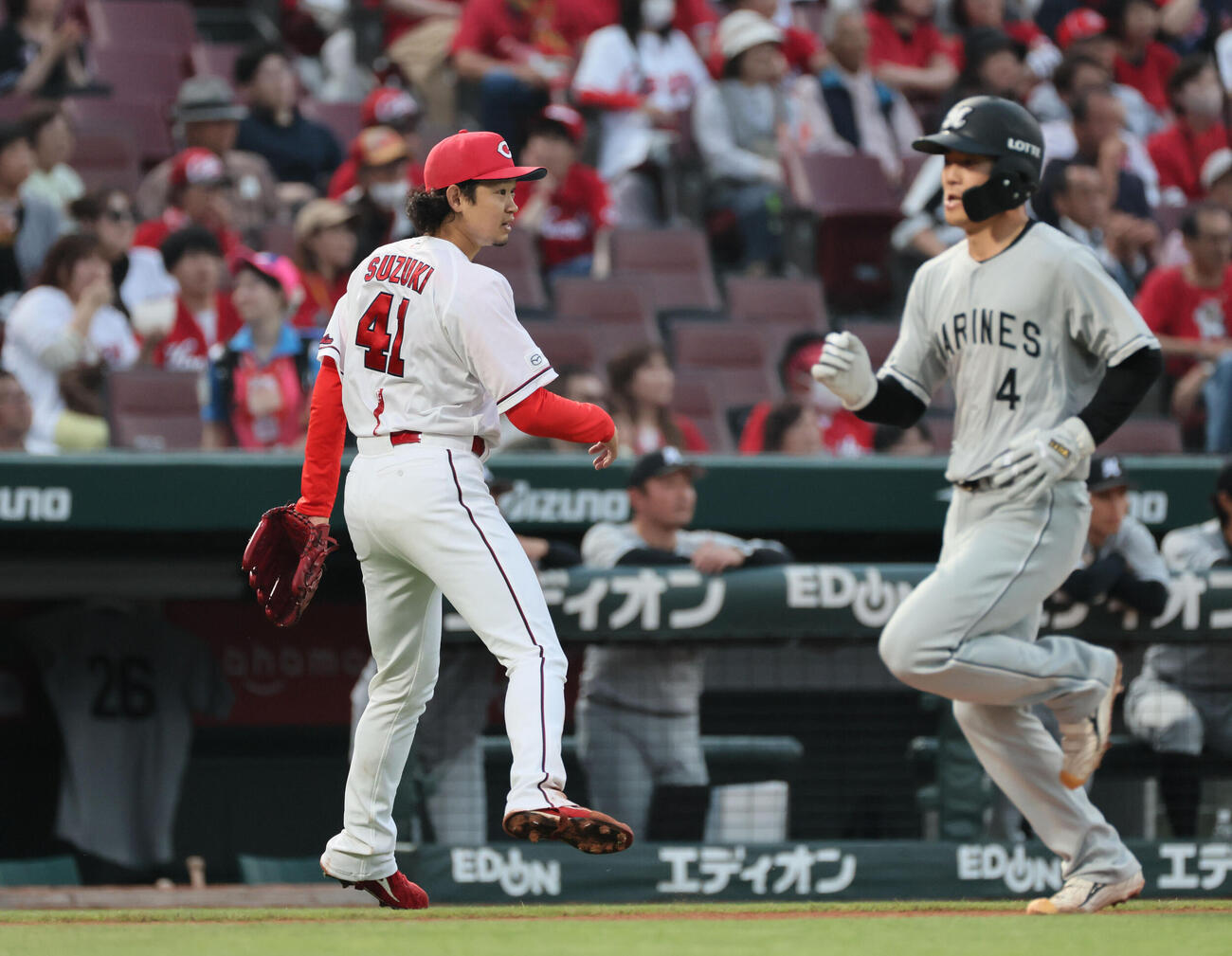 広島対ロッテ　4回表ロッテ1死一、三塁、佐藤都志也に勝ち越しの右越え2点適時二塁打を浴びた鈴木健矢（撮影・加藤孝規）