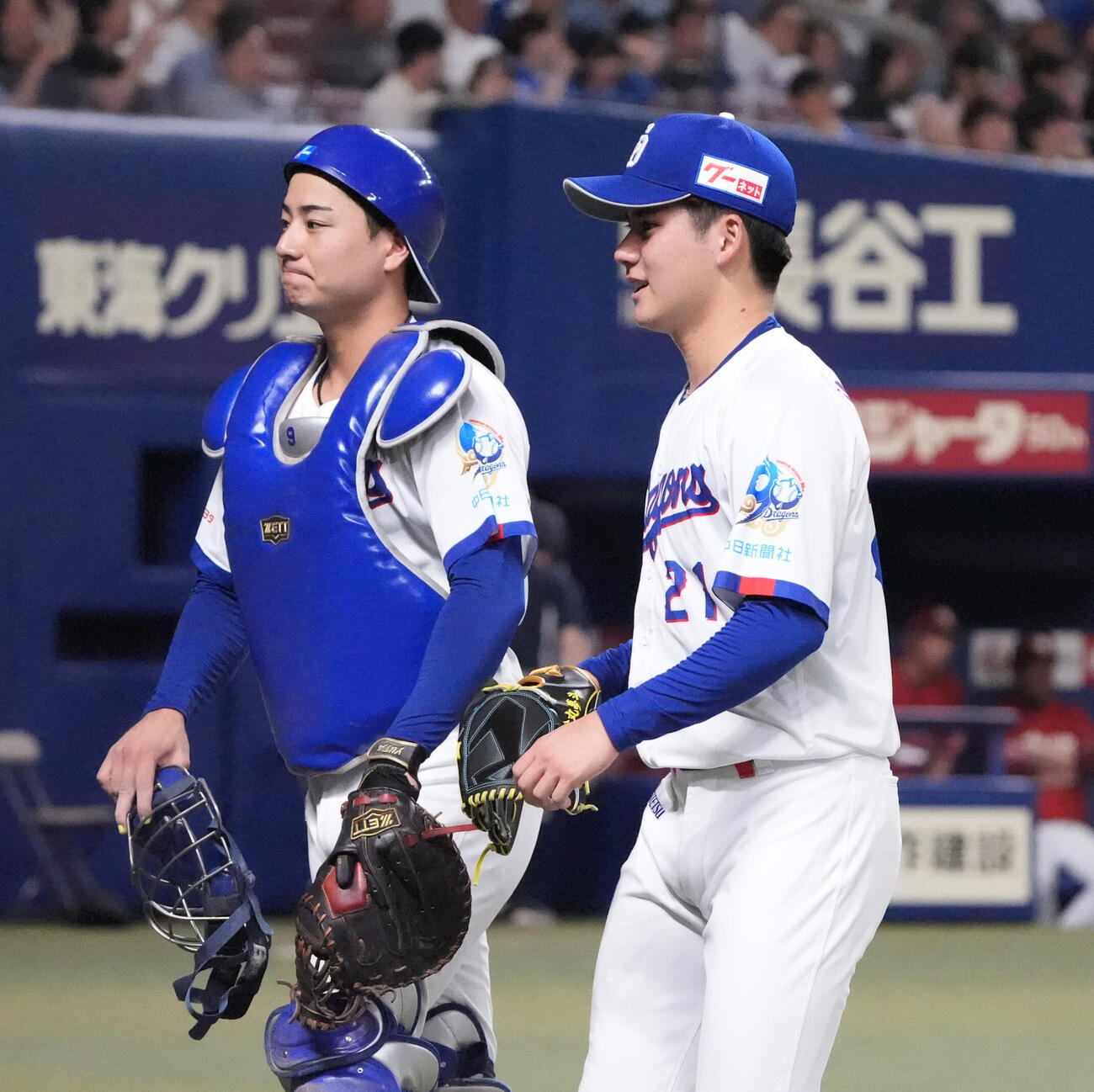 プロ野球交流戦中日対楽天　2回表終了、ベンチへ戻る石伊雄太（左）と金丸夢斗（撮影・森本幸一）＝2026年5月28日