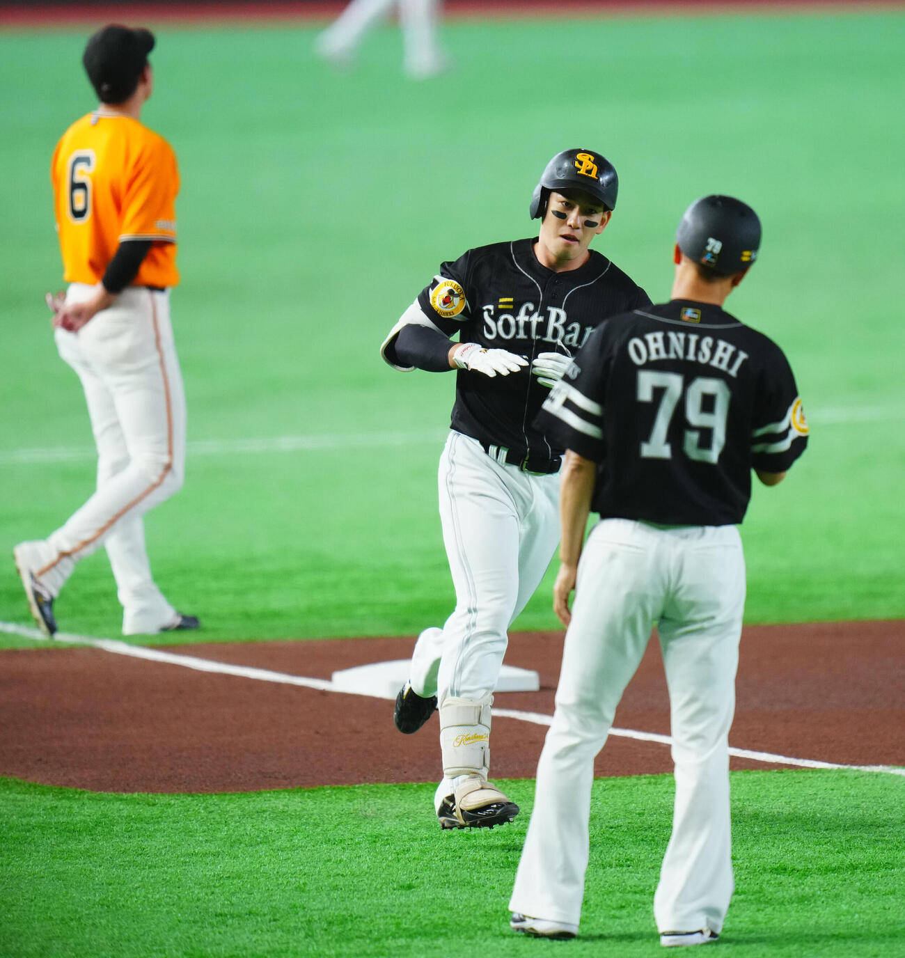 交流戦　巨人対ソフトバンク　2回表ソフトバンク無死、先制ソロ本塁打を放ち笑顔を見せる栗原陵矢（撮影・垰建太）＝2026年5月28日