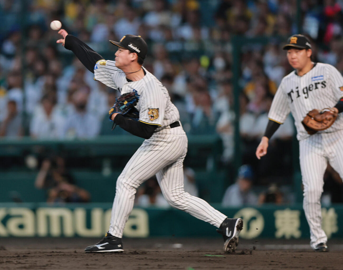 阪神対日本ハム　3回表日本ハム無死一塁、福島蓮の犠打を二塁封殺する木下里都（左）（撮影・上山淳一）