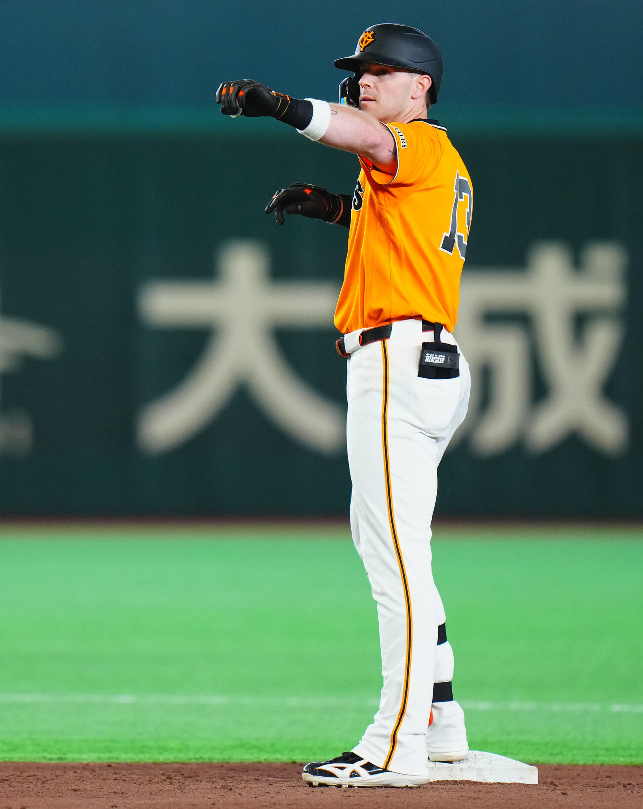 交流戦　巨人対ソフトバンク　3回裏巨人2死二、三塁、適時二塁打を放ちポーズを決めるトレイ・キャベッジ（撮影・垰建太）＝2026年5月28日