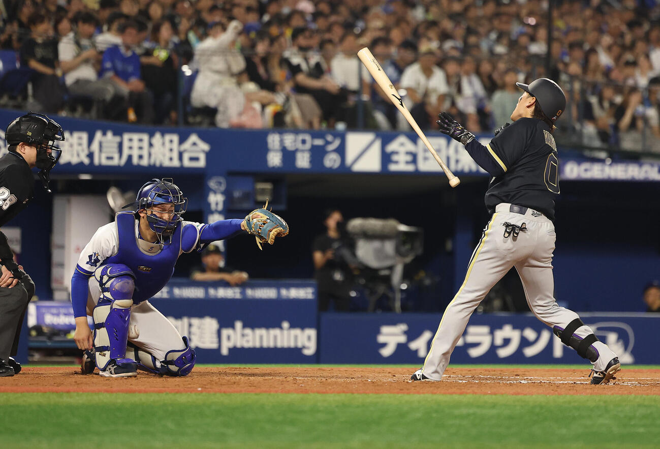 DeNA対オリックス　8回表オリックス無死、死球を受ける渡部遼人。捕手松尾汐恩（撮影・河田真司）