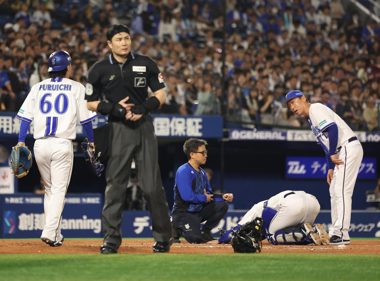 DeNA対オリックス　8回表オリックス無死、打者渡部遼人の時、負傷する捕手松尾汐恩（右から2人目）（撮影・河田真司）
