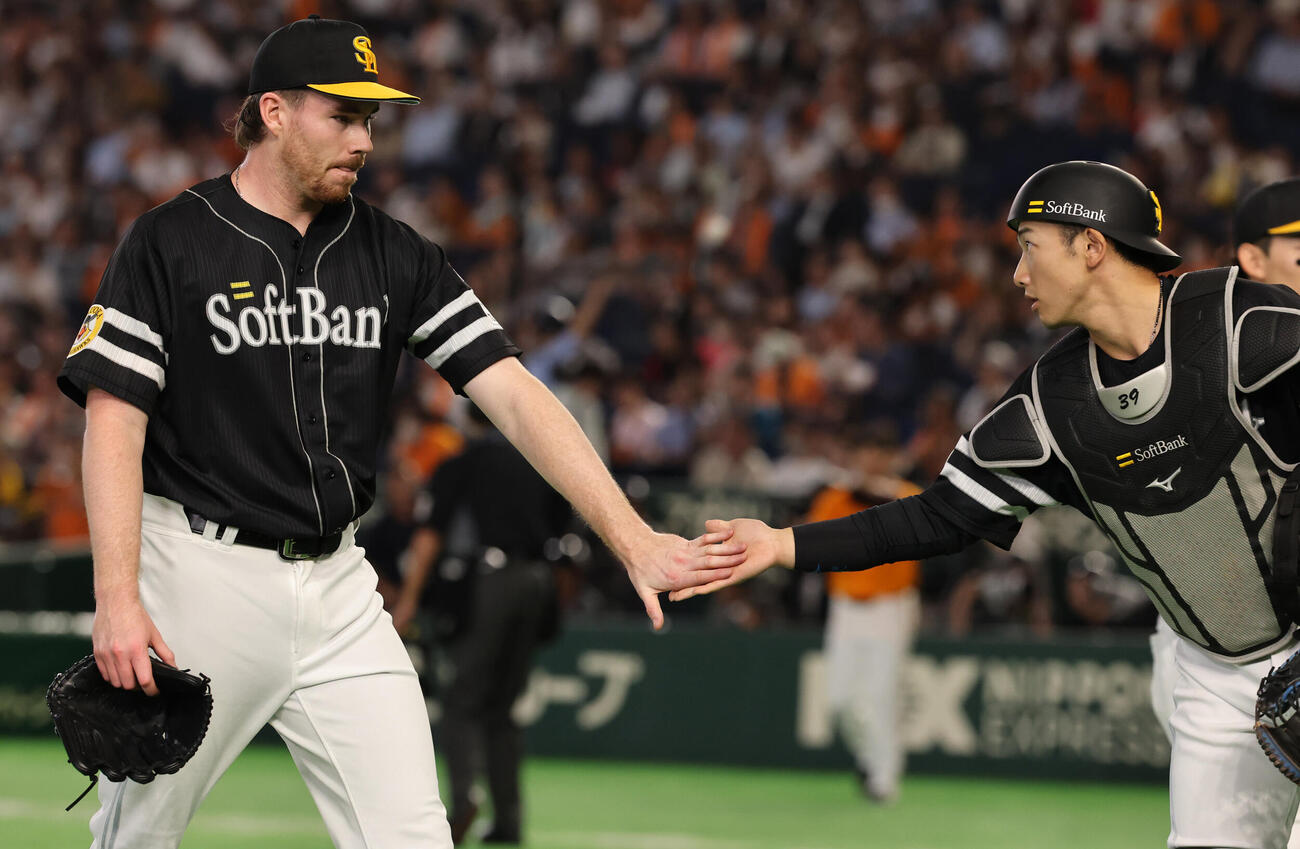 巨人対ソフトバンク　1回裏を終え山本祐大（右）とタッチするカーター・スチュワート・ジュニア（撮影・野上伸悟）