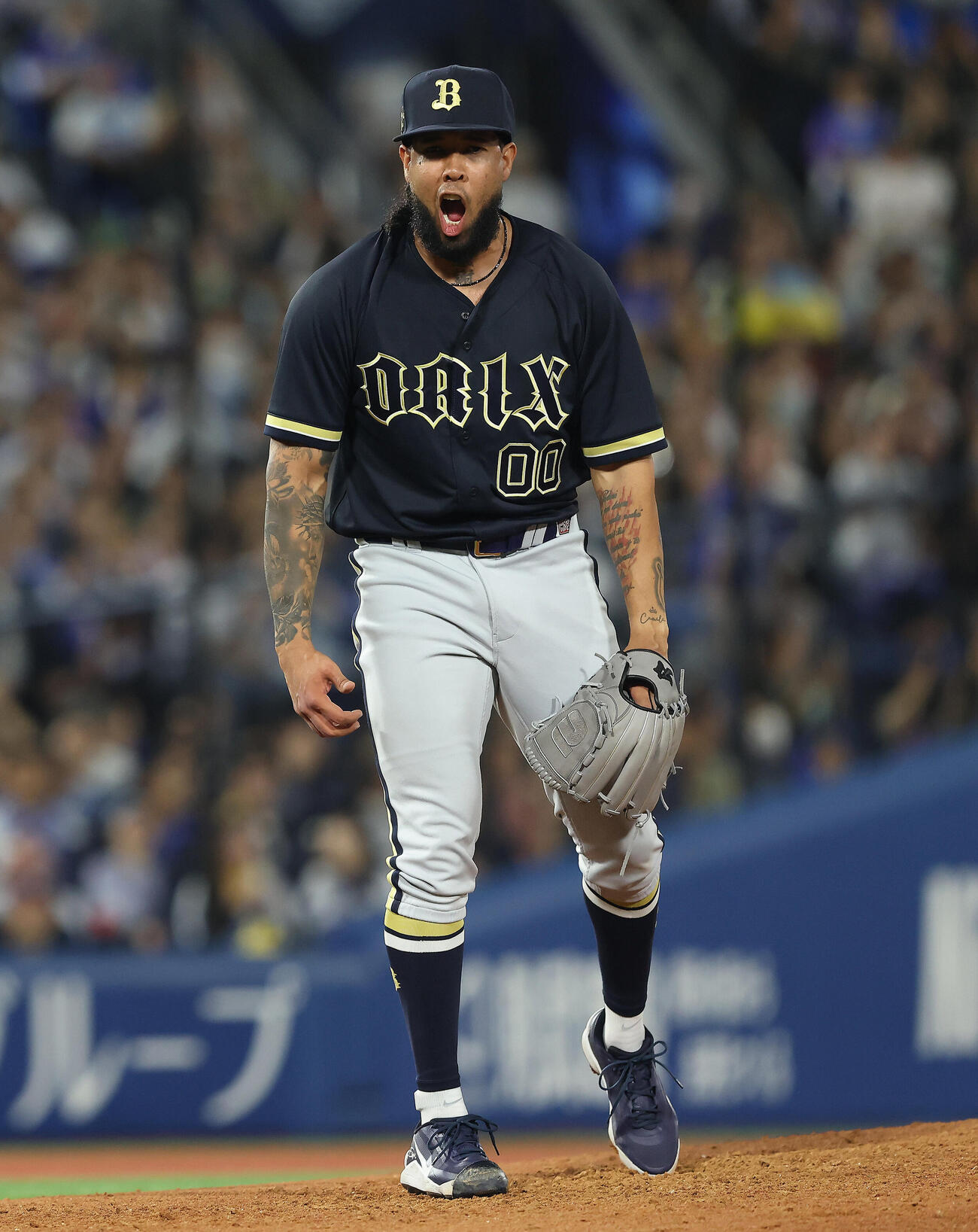 DeNA対オリックス　6回裏DeNA2死一、二塁、ヒュンメルを空振り三振に抑え雄たけびを上げるエスピノーザ（撮影・河田真司）