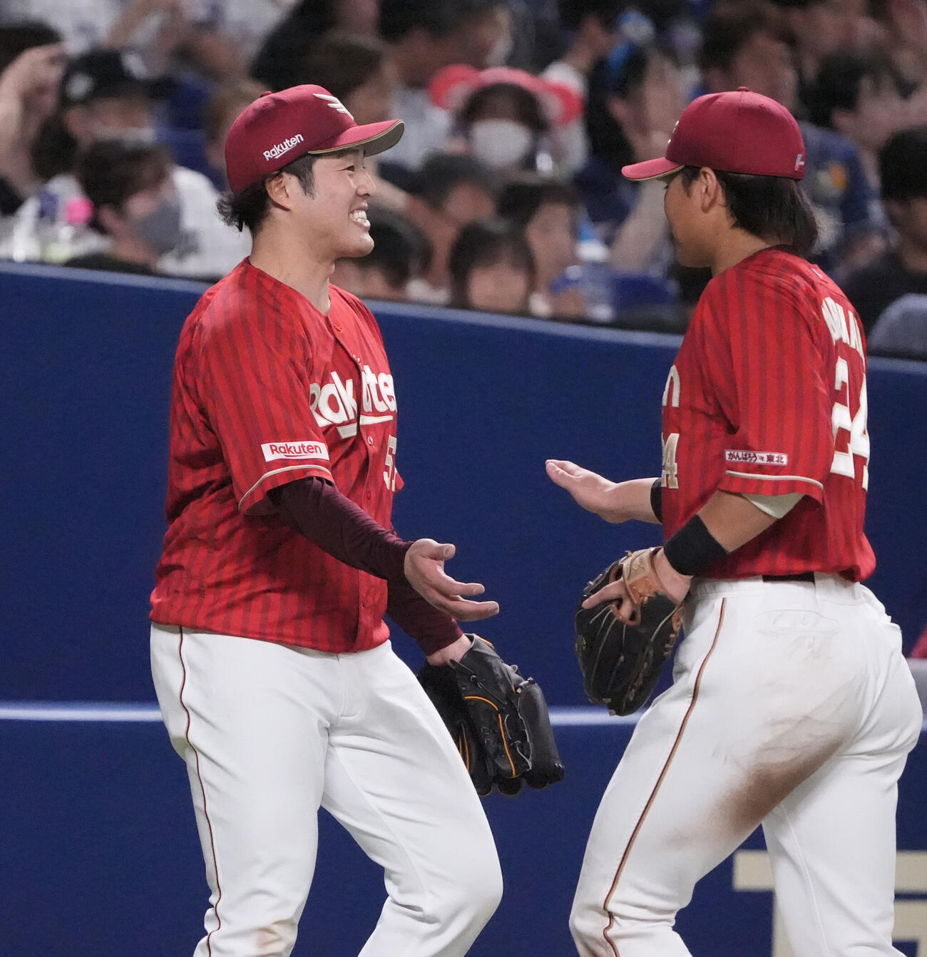 プロ野球交流戦中日対楽天　2回終了、滝中瞭太（左）は明るい表情でナインを迎えベンチへ戻る（撮影・森本幸一）＝2026年5月28日