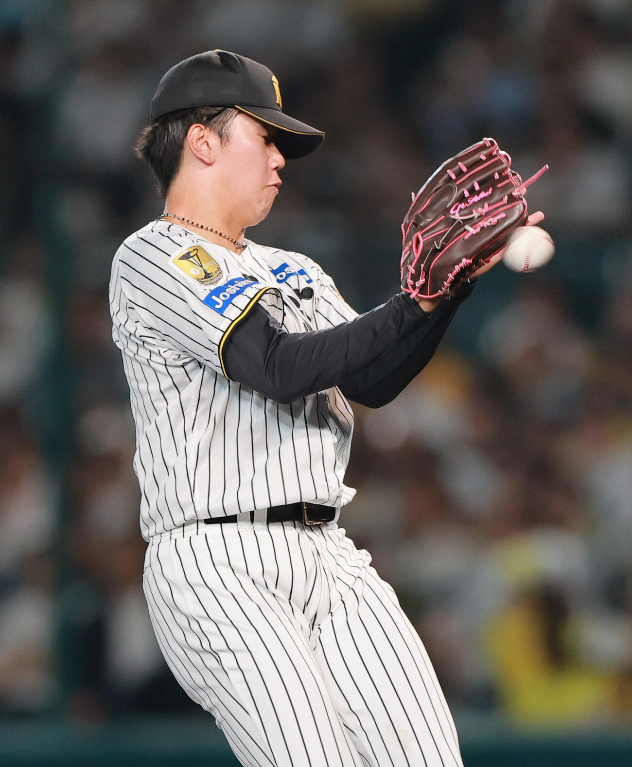 阪神対日本ハム　6回表日本ハム2死一塁、奈良間大己の投ゴロに反応する門別啓人（撮影・上山淳一）＝2026年5月28日