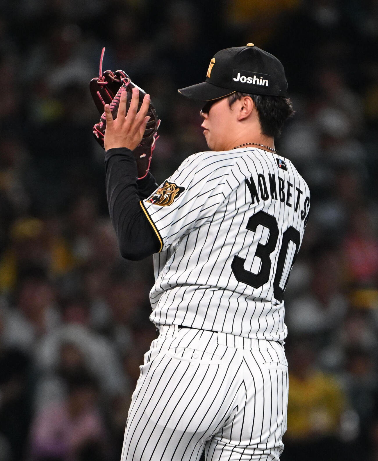 阪神対日本ハム　6回表日本ハム2死一塁　奈良間大己の投ゴロを捕球する阪神門別啓人（撮影・石井愛子）＝2026年5月28日