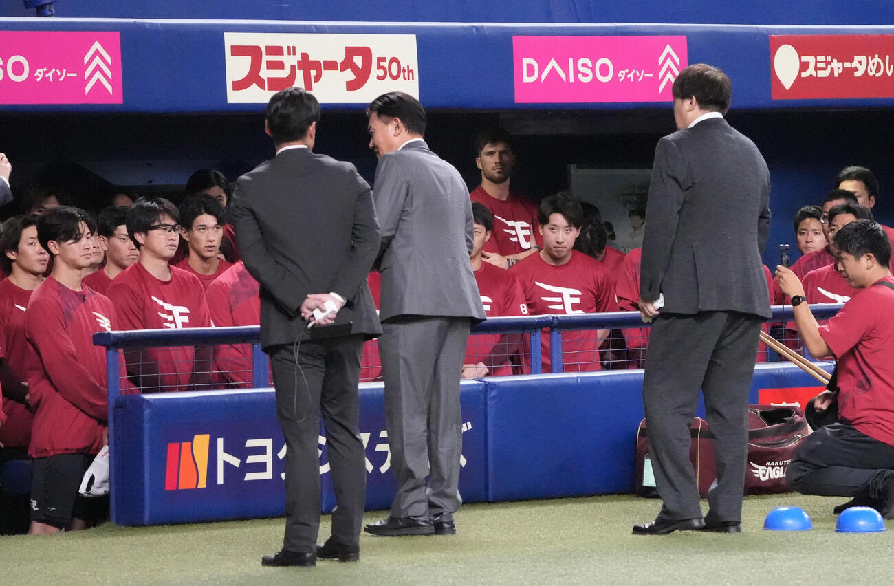 中日対楽天　試合前、三木谷浩史オーナー（手前中央）の話を聞く楽天ナイン（撮影・森本幸一）