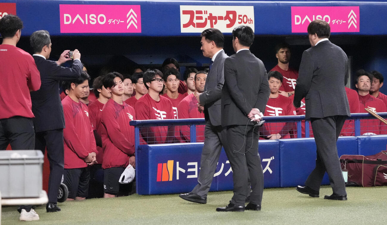 中日対楽天　試合前、三木谷浩史オーナー（手前・右から3人目）はナインを集め話をする（撮影・森本幸一）