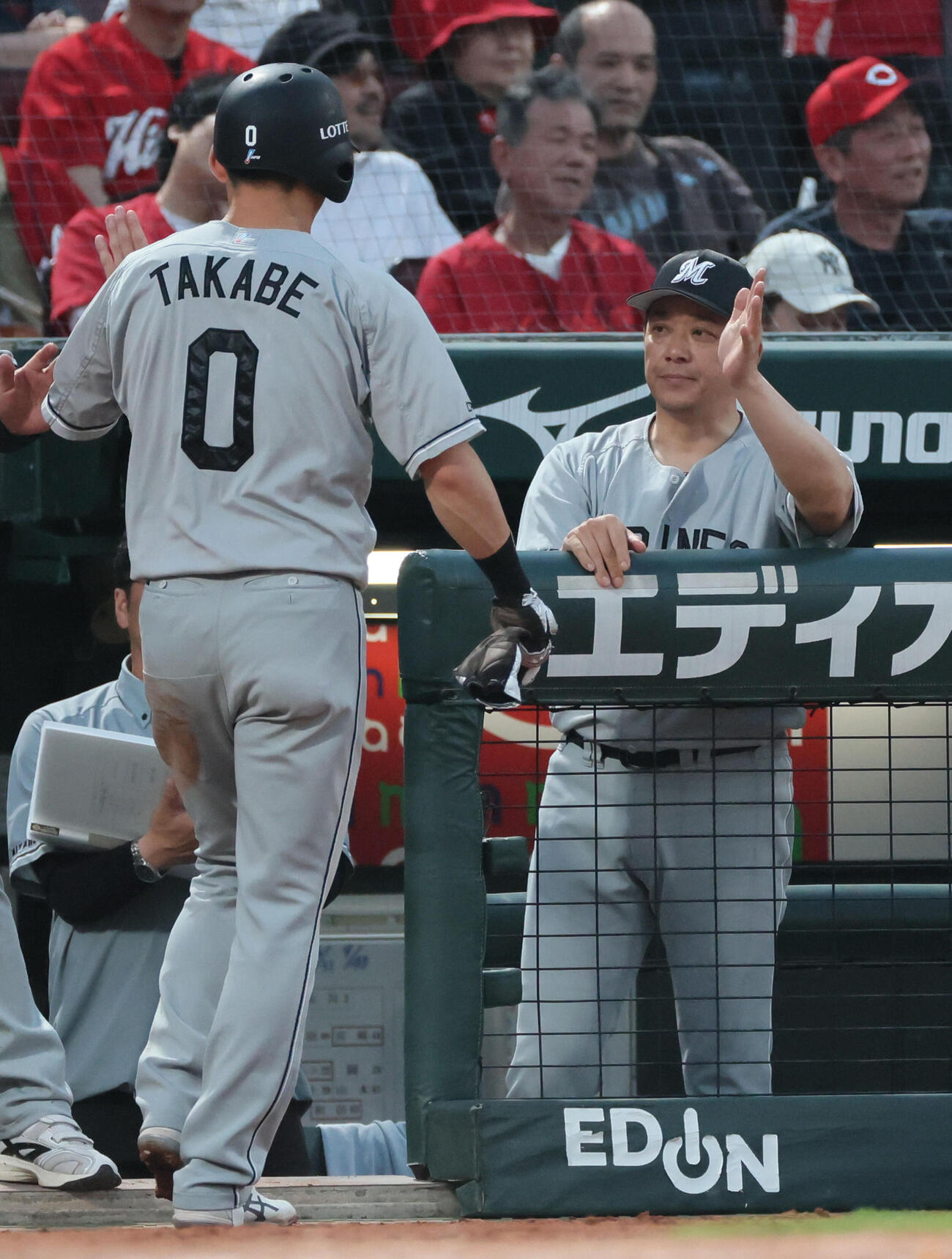 広島対ロッテ　5回表ロッテ1死二塁、小川龍成の右前適時打で生還した高部瑛斗を迎えるサブロー監督（撮影・加藤孝規）