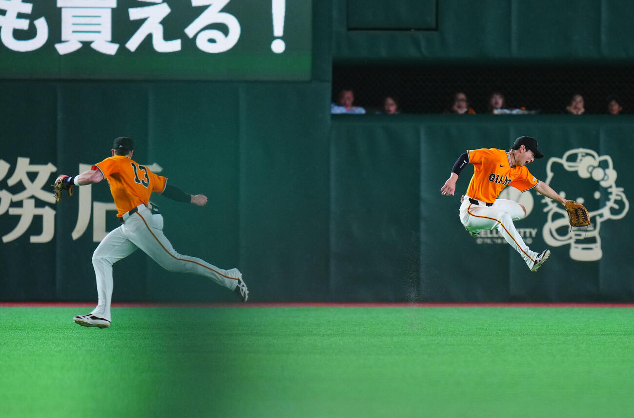 交流戦　巨人対ソフトバンク　6回表ソフトバンク1死一塁、今宮健太の打球に飛びつくも捕球できない松本剛（右）とトレイ・キャベッジ（撮影・垰建太）