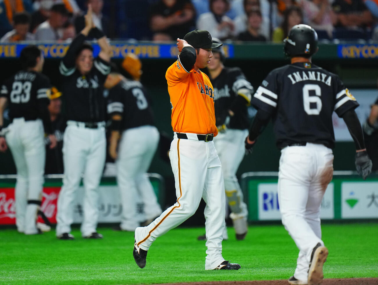 交流戦　巨人対ソフトバンク　6回表ソフトバンク1死二塁、今宮健太に適時打を許しさえない赤星優志（中央）（撮影・垰建太）