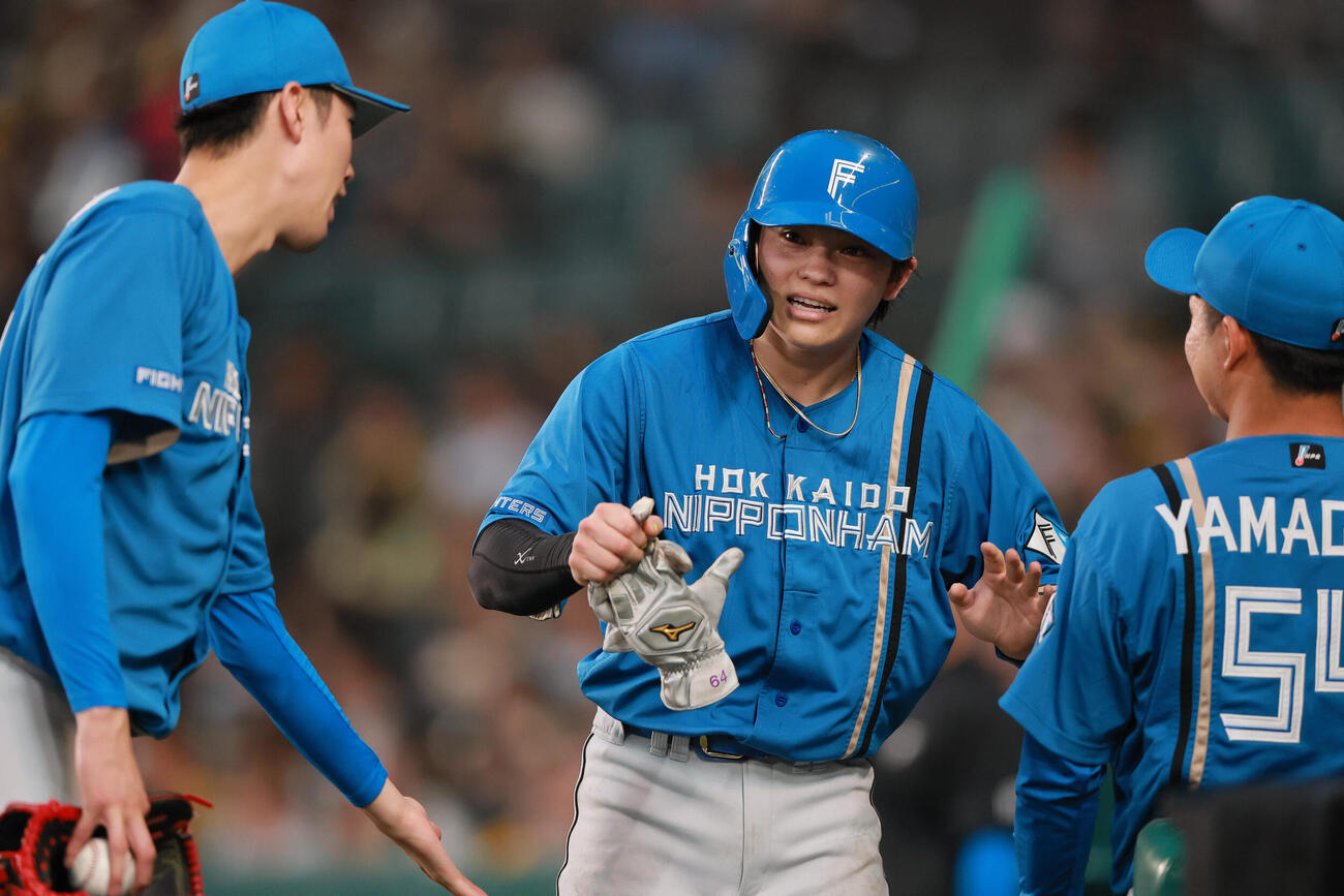 阪神対日本ハム　3回表日本ハム2死一、二塁、万波中正の適時打で生還し祝福を受ける二走田宮裕涼（中央）（撮影・上山淳一）