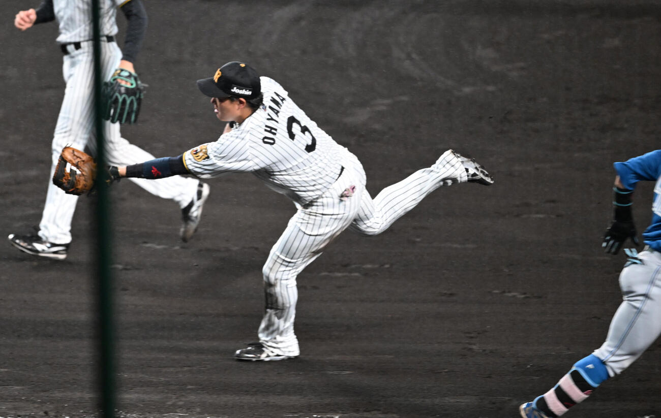 阪神対日本ハム　9回表日本ハム1死一、三塁、細川の一塁前スクイズで本塁に送球する大山（撮影・和賀正仁）