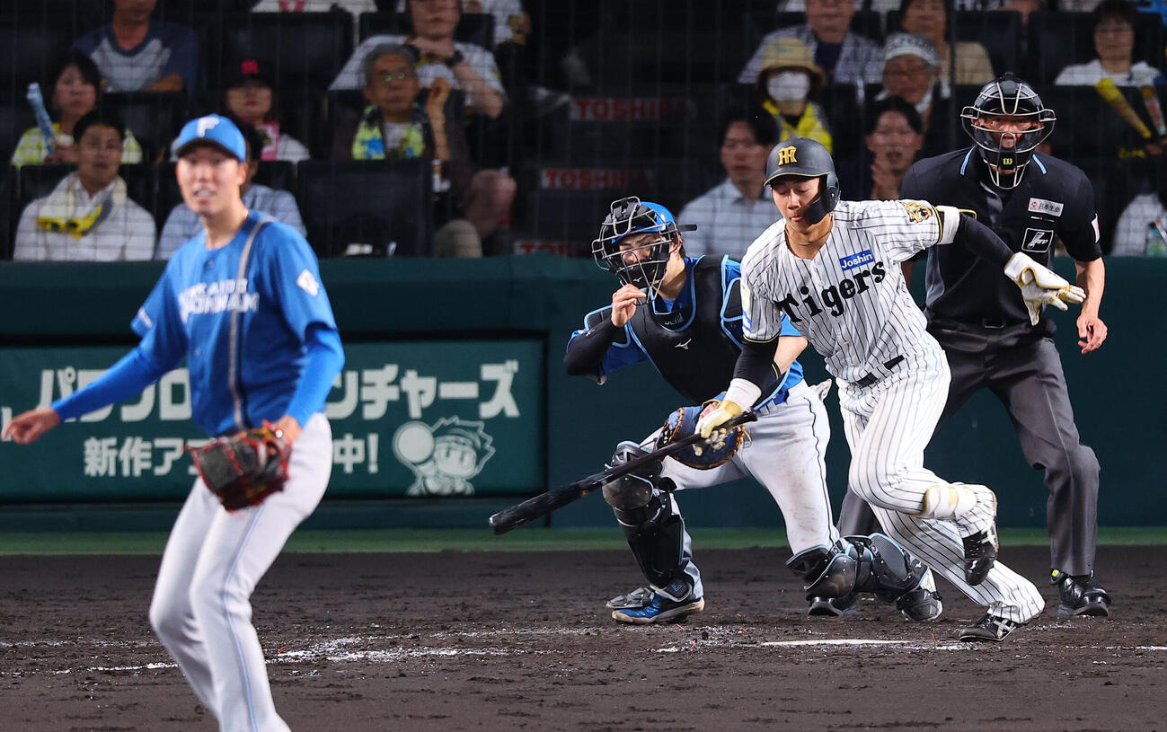 阪神対日本ハム　4回裏阪神1死一塁、立石正広は併殺打に倒れる（撮影・上田博志）