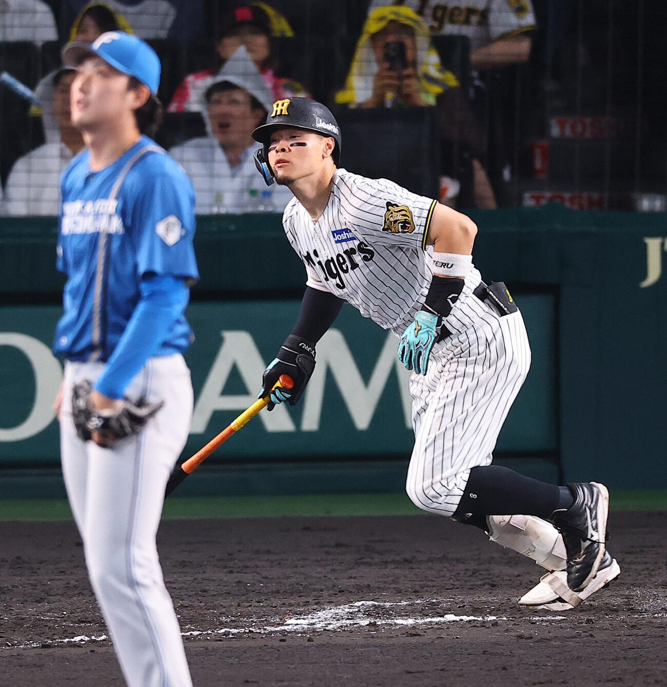 阪神対日本ハム　9回裏阪神1死、佐藤輝明はソロ本塁打を放つ（撮影・上田博志）＝2026年5月28日