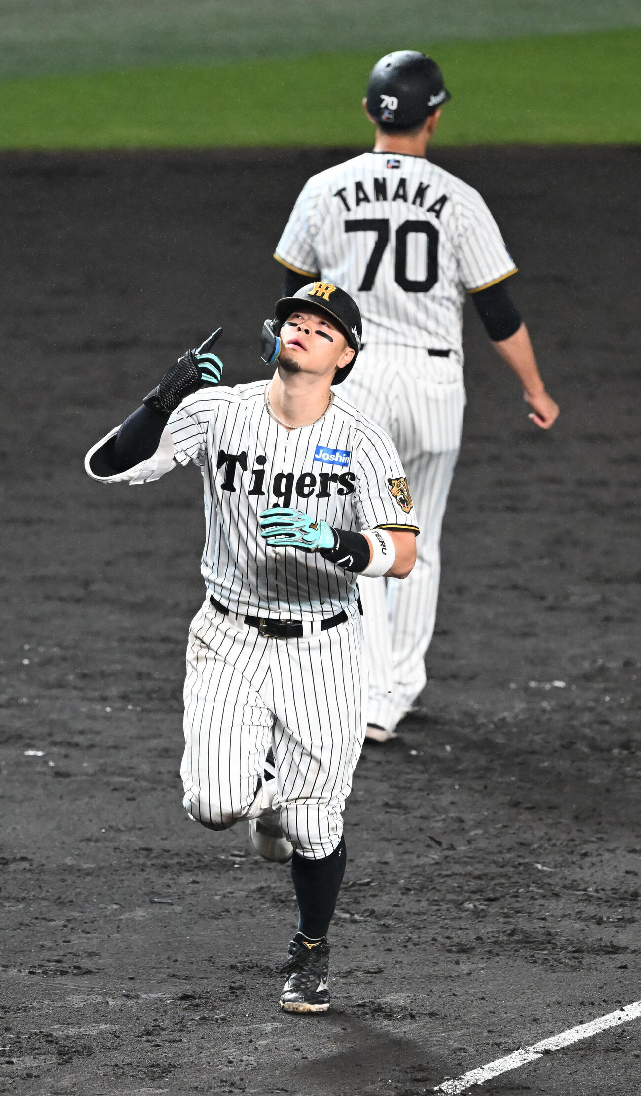 阪神対日本ハム　9回裏阪神1死、右越えソロ本塁打を放ち三塁を回る佐藤輝明（撮影・和賀正仁）