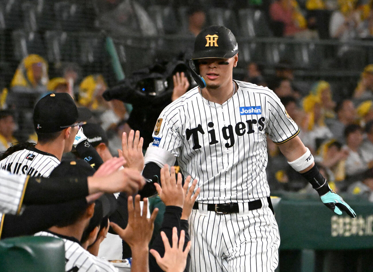 阪神対日本ハム　9回裏阪神1死　佐藤輝明’（右）は右越え本塁打を放つ（撮影・石井愛子）