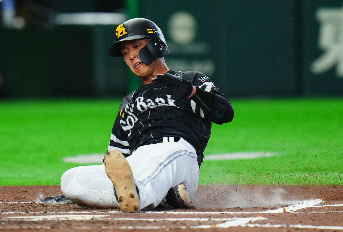 交流戦　巨人対ソフトバンク　6回表ソフトバンク1死二塁、庄子雄大の適時打で生還する今宮健太（撮影・垰建太）
