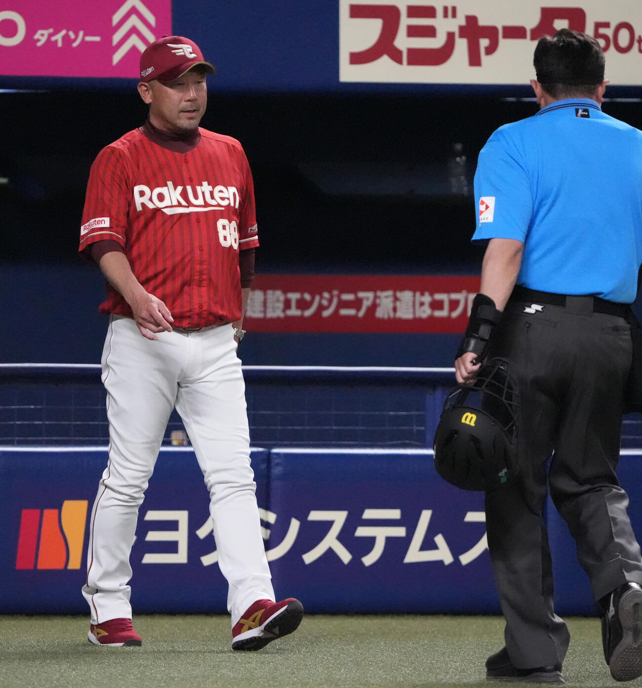 プロ野球交流戦中日対楽天　8回裏中日1死二塁、三木肇監督（左）は投手交代を告げる（撮影・森本幸一）