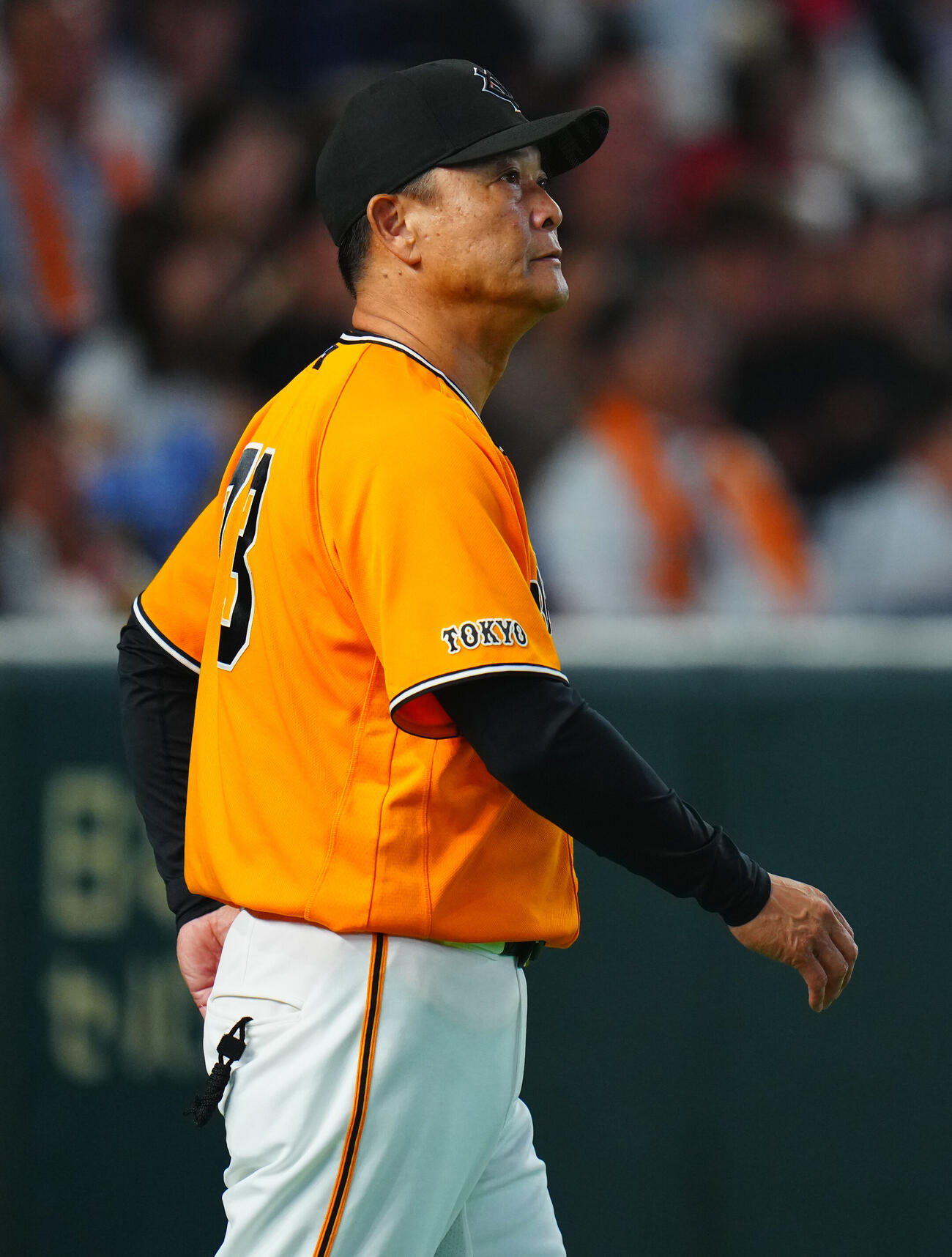 交流戦　巨人対ソフトバンク　7回表ソフトバンク2死一、二塁、交代を告げにベンチを出る橋上秀樹監督代行（撮影・垰建太）
