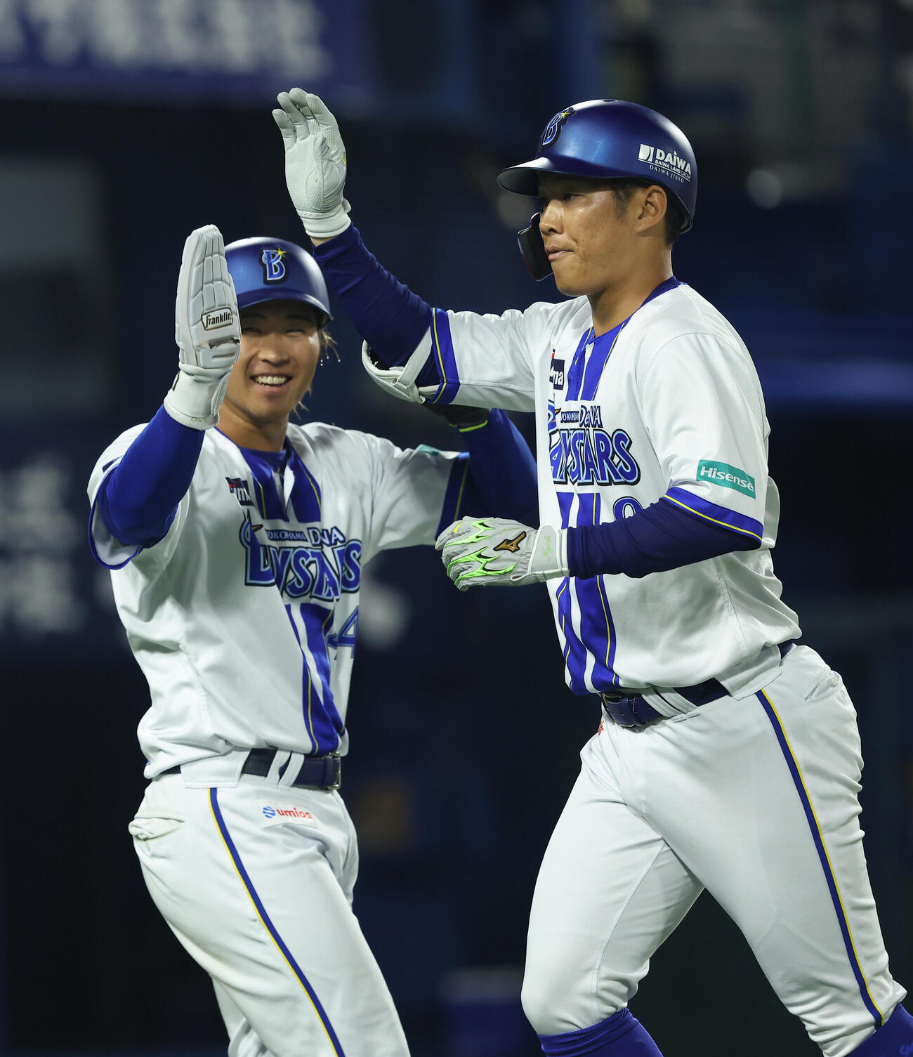 DeNA対オリックス　7回裏DeNA1死一、二塁、逆転3点本塁打を放ち生還する京田陽太（撮影・河田真司）