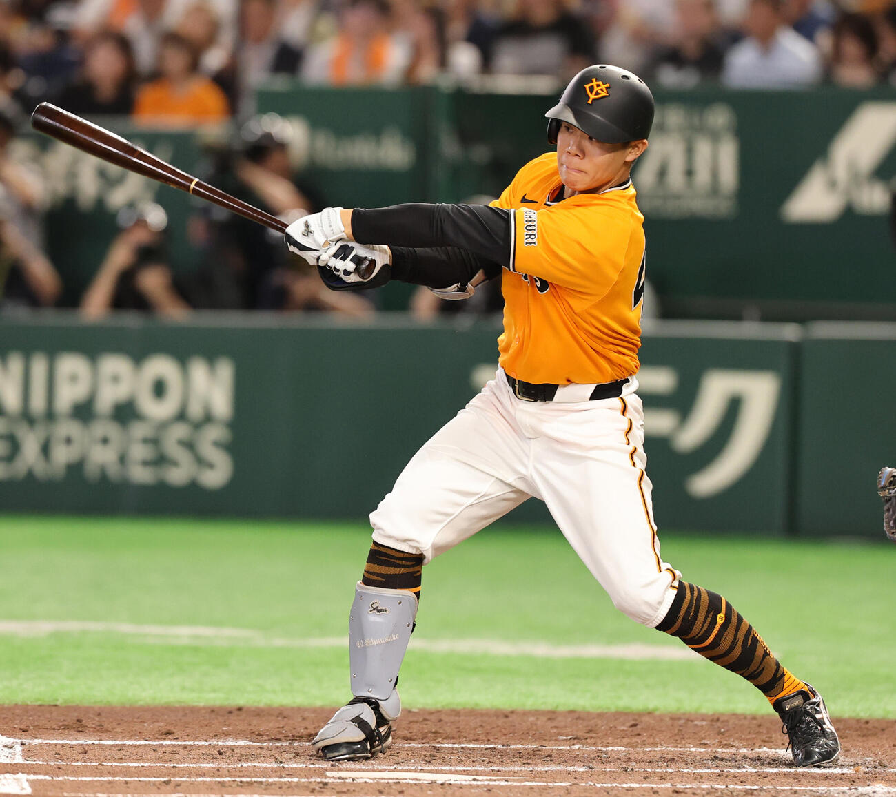 巨人対ソフトバンク　2回裏巨人1死三塁、適時安打を放つ佐々木俊輔（撮影・野上伸悟）