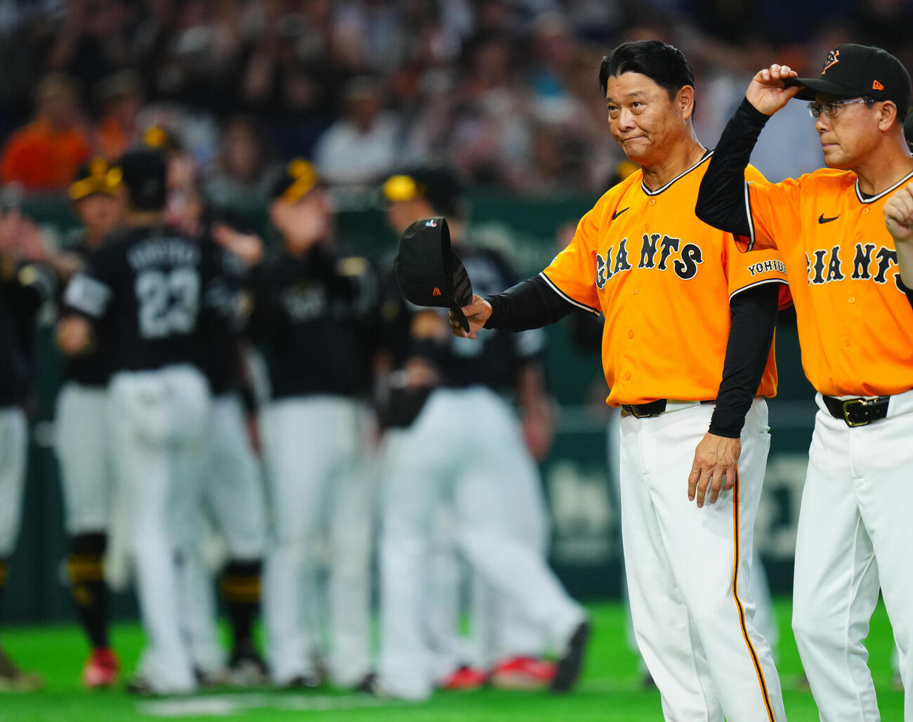 交流戦　巨人対ソフトバンク　ソフトバンクに敗れファンにあいさつする巨人橋上秀樹監督代行（左）ら（撮影・垰建太）＝2026年5月28日