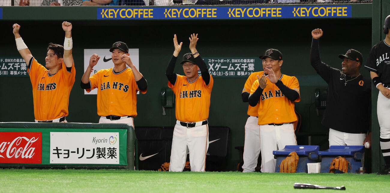 巨人対ソフトバンク　3回裏巨人2死二、三塁、トレイ・キャベッジの2点適時二塁打を喜ぶ、右からゼラス・ウィーラーコーチ、橋上秀樹監督代行、川相昌弘コーチ、内海哲也コーチら（撮影・野上伸悟）＝2026年5月28日