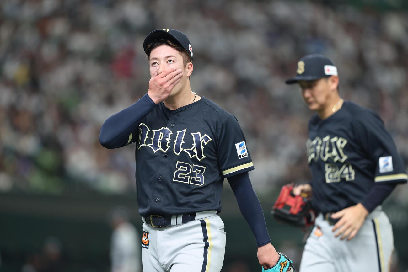 西武対オリックス　6回裏を終えベンチに戻る吉田輝星（撮影・河田真司）