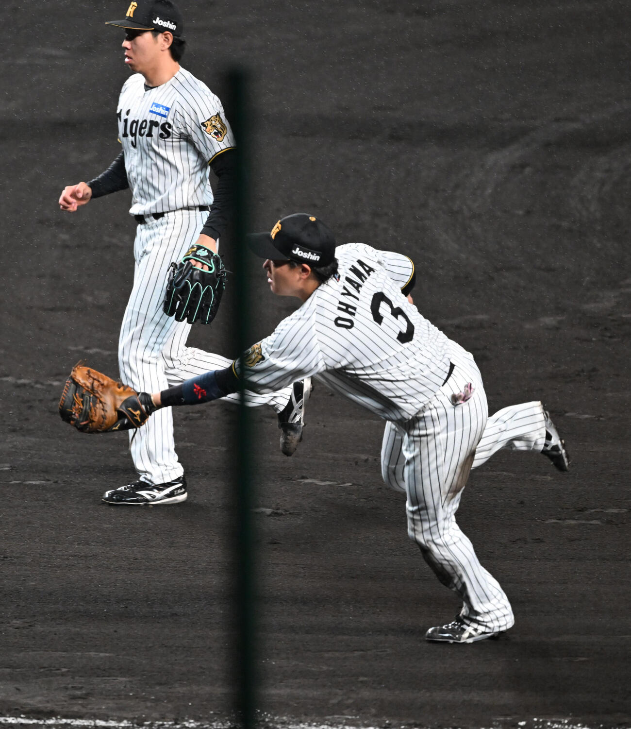 阪神対日本ハム　9回表日本ハム1死一、三塁、細川の一塁前スクイズで本塁に送球する大山（撮影・和賀正仁）