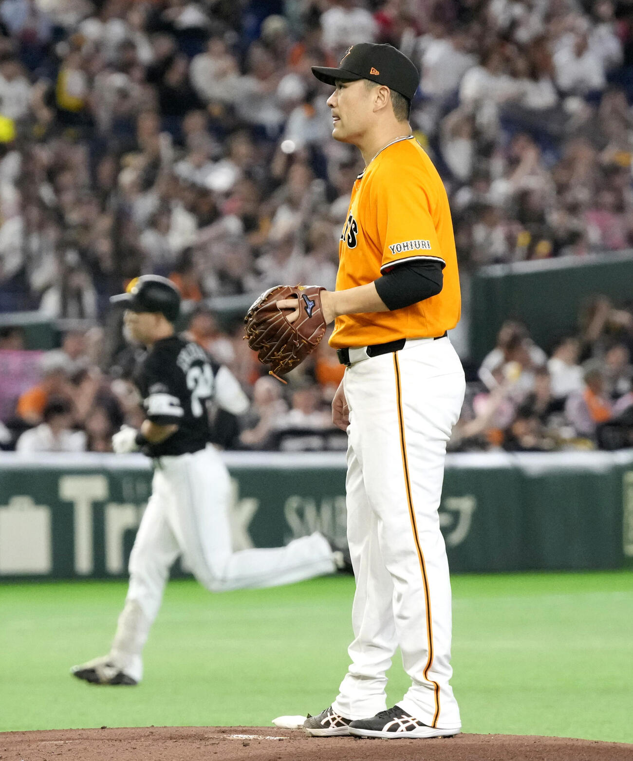 2回、ソフトバンク・栗原（奥）に先制ソロを浴びた巨人・田中将＝東京ドーム