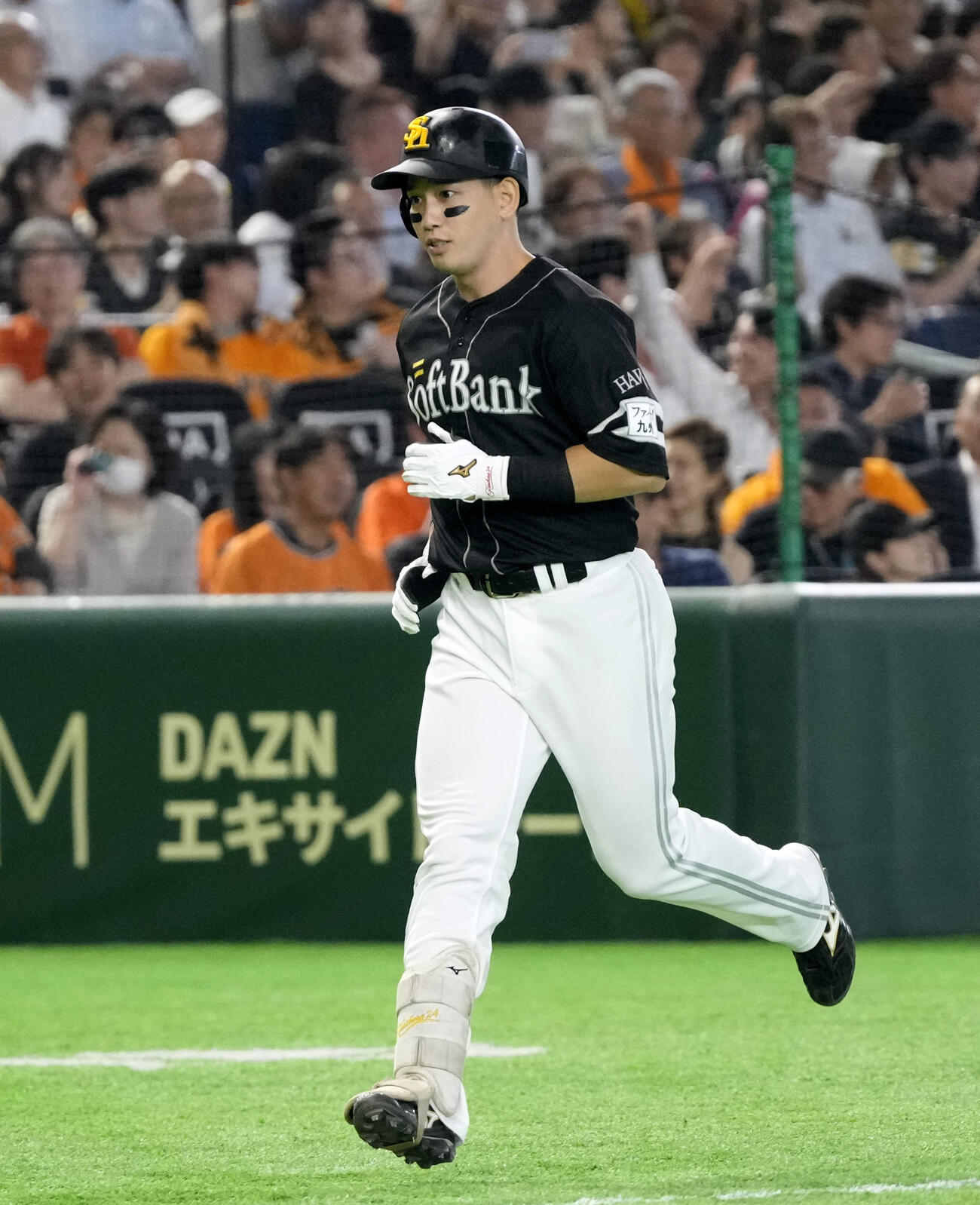 7回、この試合2本目となる本塁打を放ったソフトバンク・栗原＝東京ドーム