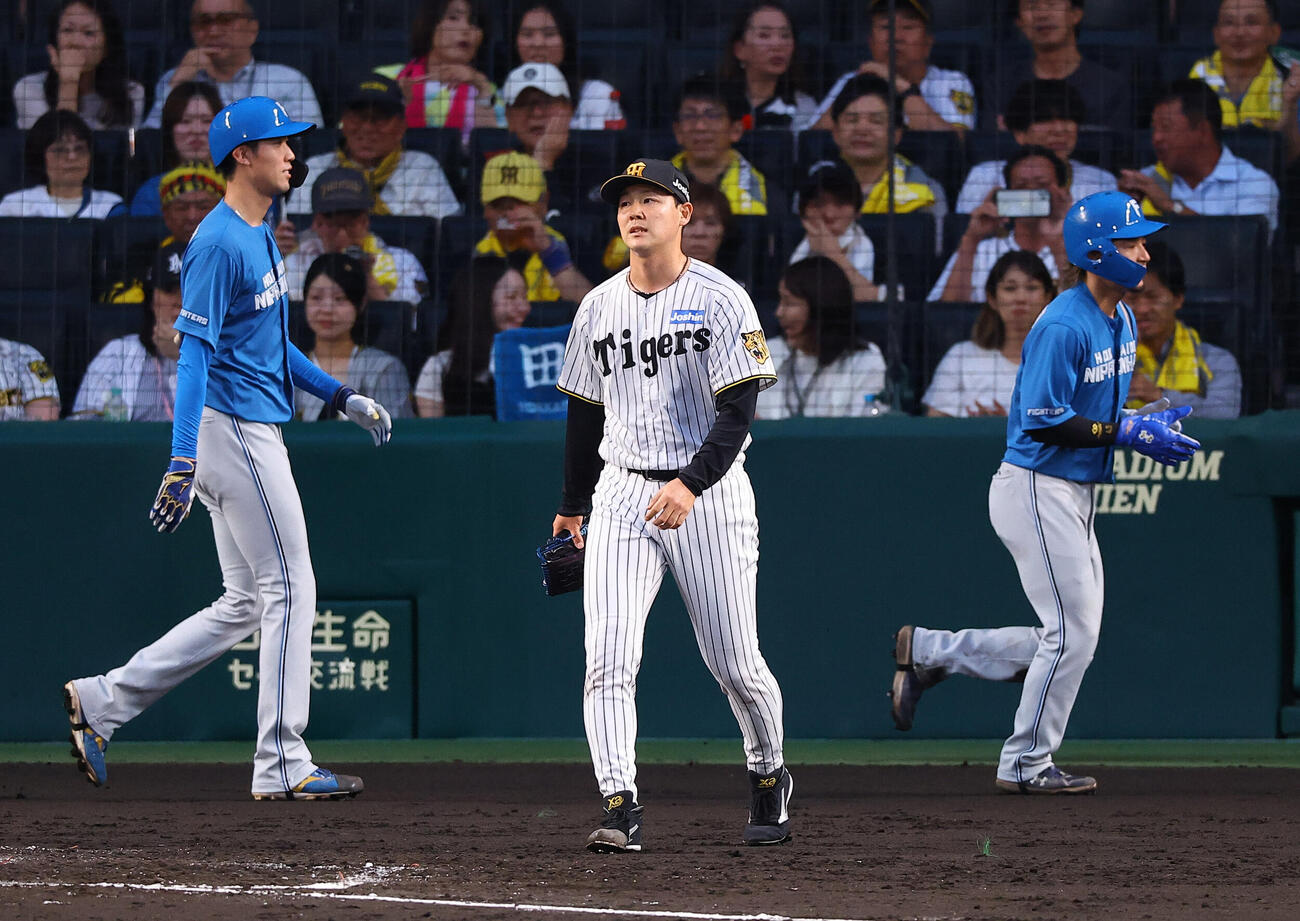 阪神対日本ハム　3回表日本ハム1死二、三塁、田宮裕涼に逆転2点適時打を浴びた木下里都（中央）は福島蓮（左）水野達稀の生還を許す（撮影・上田博志）