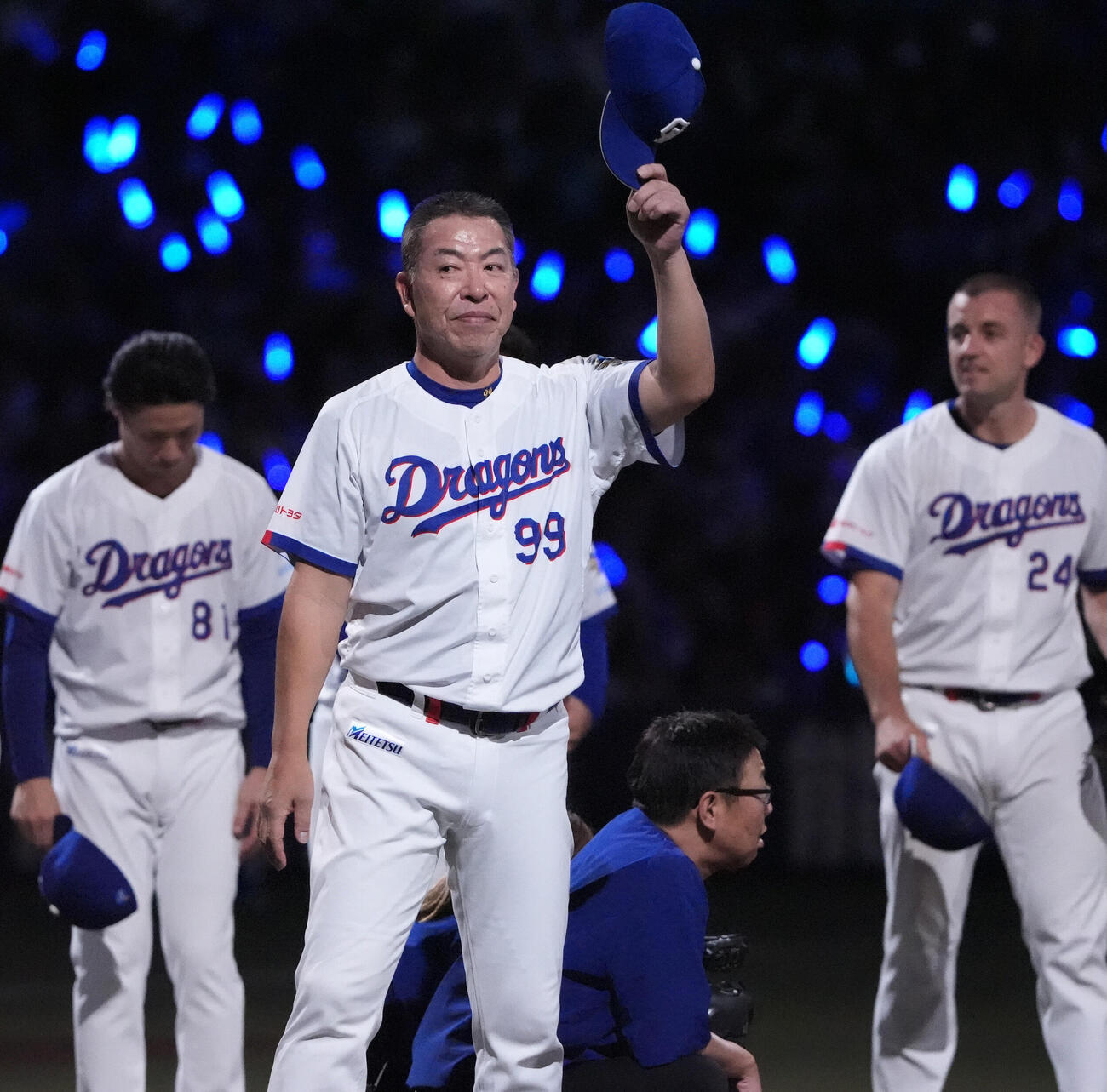 プロ野球交流戦中日対楽天　試合終了、井上一樹監督（中央）はスタンの声援に応える（撮影・森本幸一）＝2026年5月28日